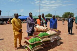 Une vue de la remise symbolique du don 