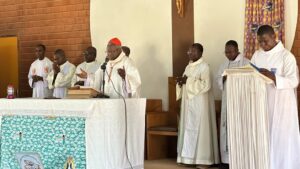 Une vue des hommes religieux qui ont dirigé la messe 